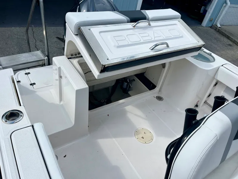 Slide: The Image of Robalo R230 2025 - 10