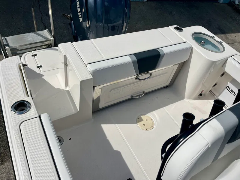 Slide: The Image of Robalo R230 2025 - 11