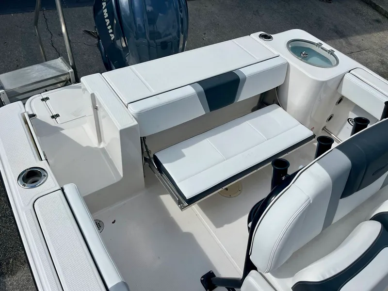 Slide: The Image of Robalo R230 2025 - 12
