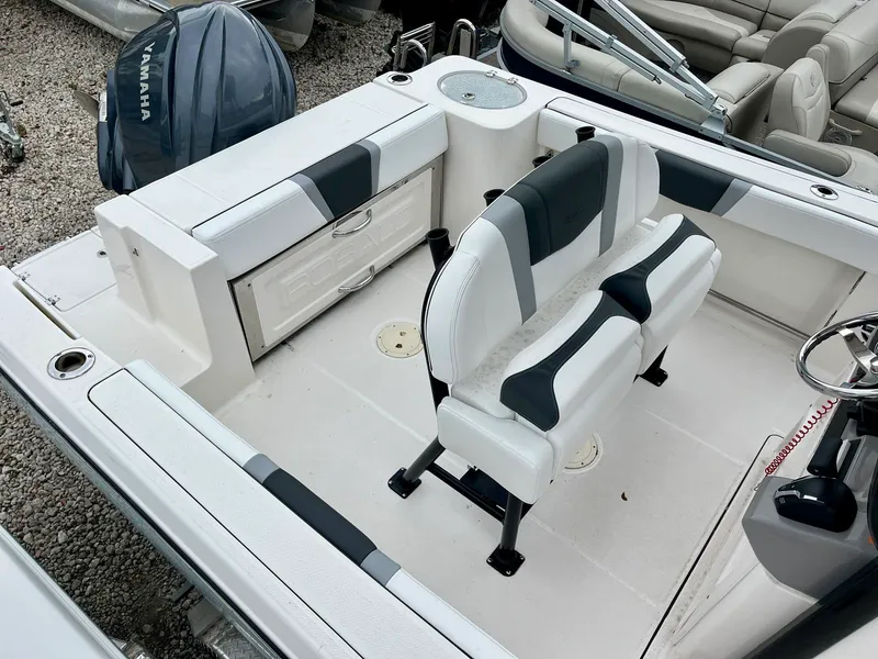 Slide: The Image of Robalo R230 2025 - 14