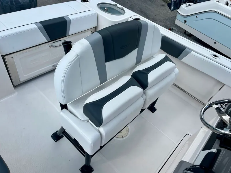 Slide: The Image of Robalo R230 2025 - 15