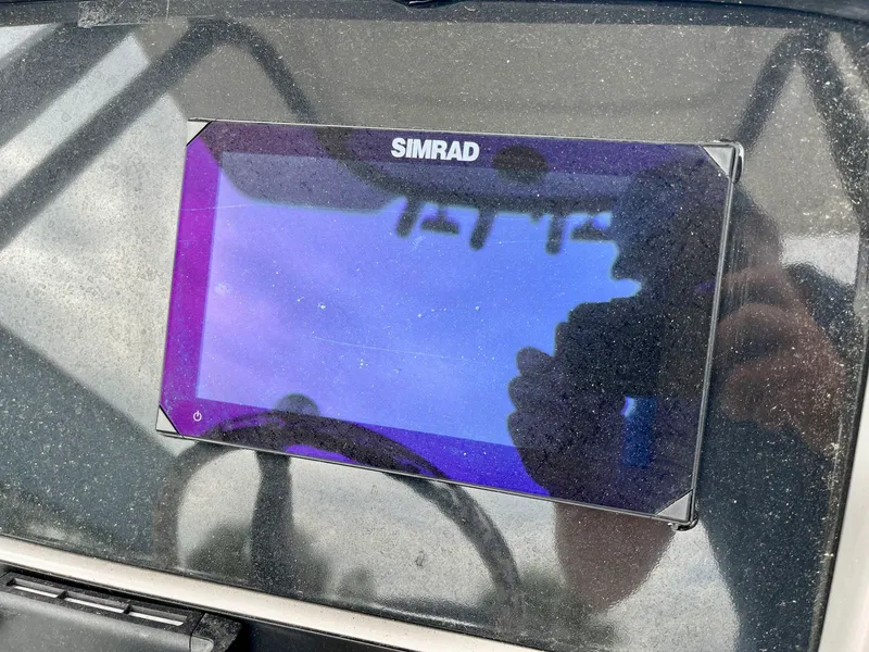 Slide: The Image of Robalo R230 2025 - 19