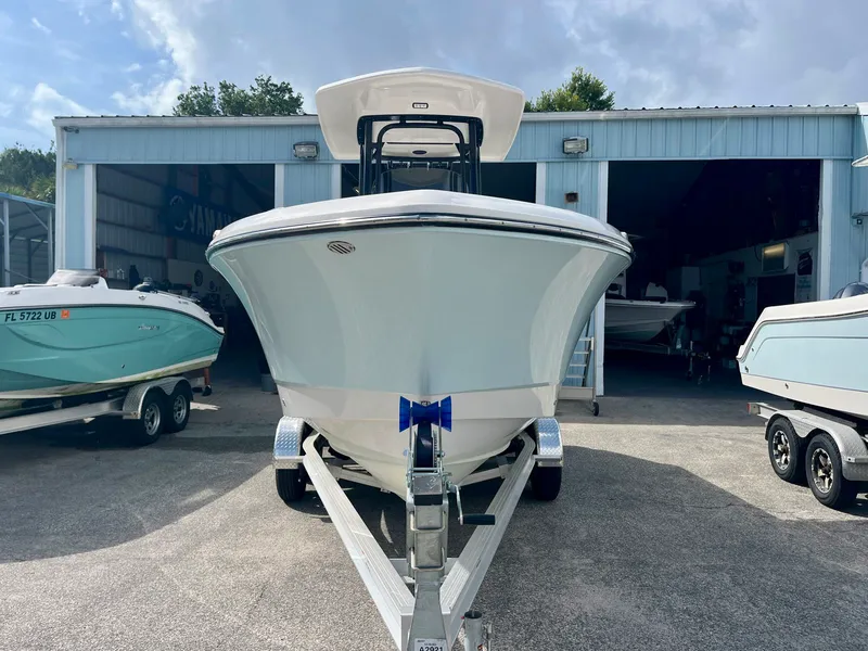 Slide: The Image of Robalo R230 2025 - 2