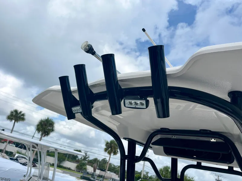 Slide: The Image of Robalo R230 2025 - 21