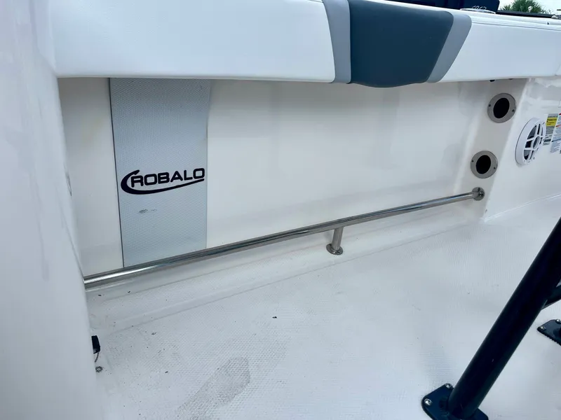 Slide: The Image of Robalo R230 2025 - 25