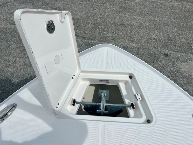 Slide: The Image of Robalo R230 2025 - 27