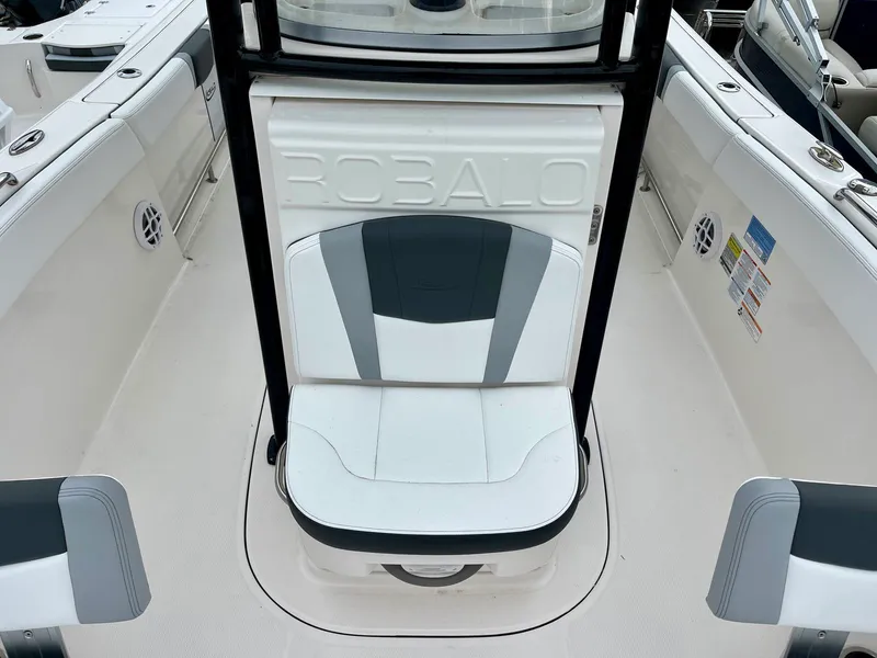 Slide: The Image of Robalo R230 2025 - 29