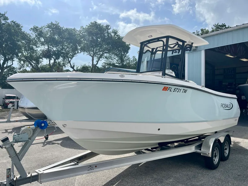 Slide: The Image of Robalo R230 2025 - 3