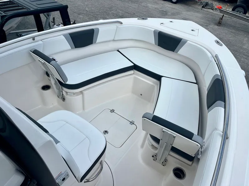 Slide: The Image of Robalo R230 2025 - 31