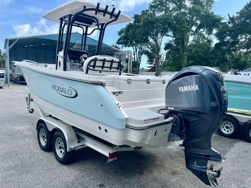 Slide: The Image of Robalo R230 2025 - 4