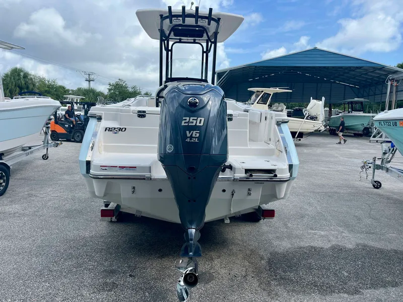 Slide: The Image of Robalo R230 2025 - 5