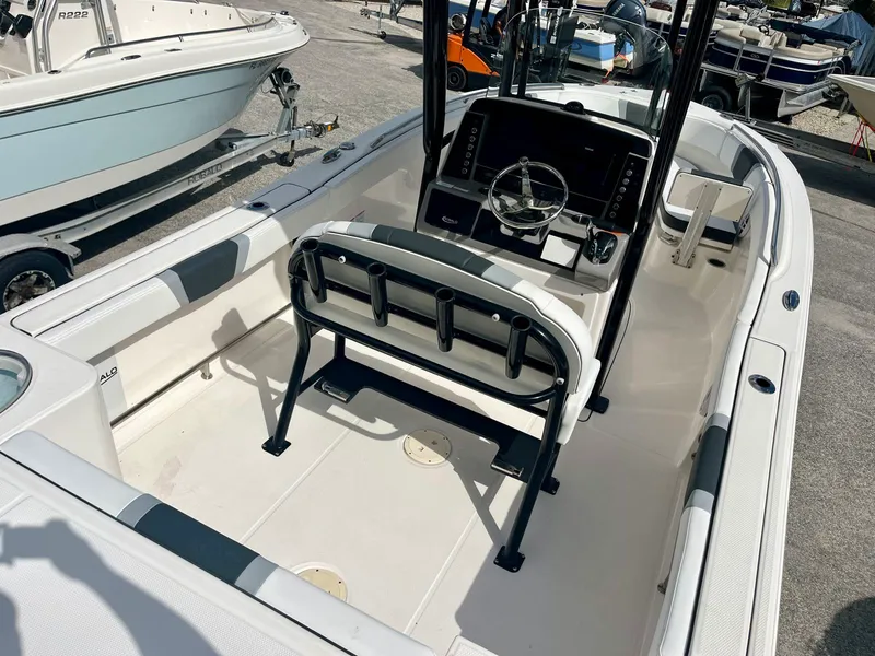 Slide: The Image of Robalo R230 2025 - 9