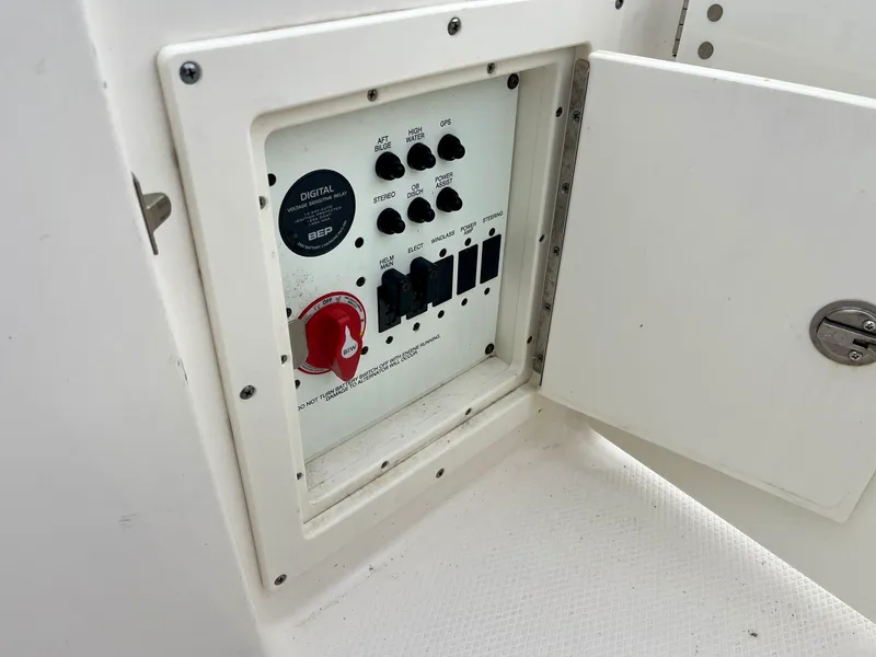 Slide: The Image of Robalo r230 R230-2 2025 - 10
