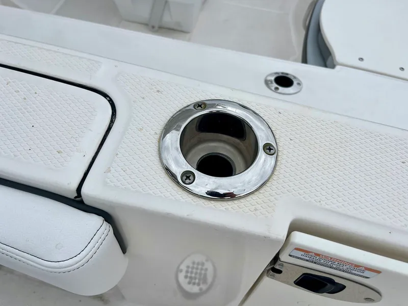 Slide: The Image of Robalo r230 R230-2 2025 - 12
