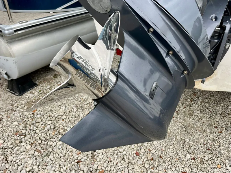 Slide: The Image of Robalo r230 R230-2 2025 - 13