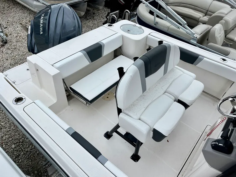 Slide: The Image of Robalo r230 R230-2 2025 - 2