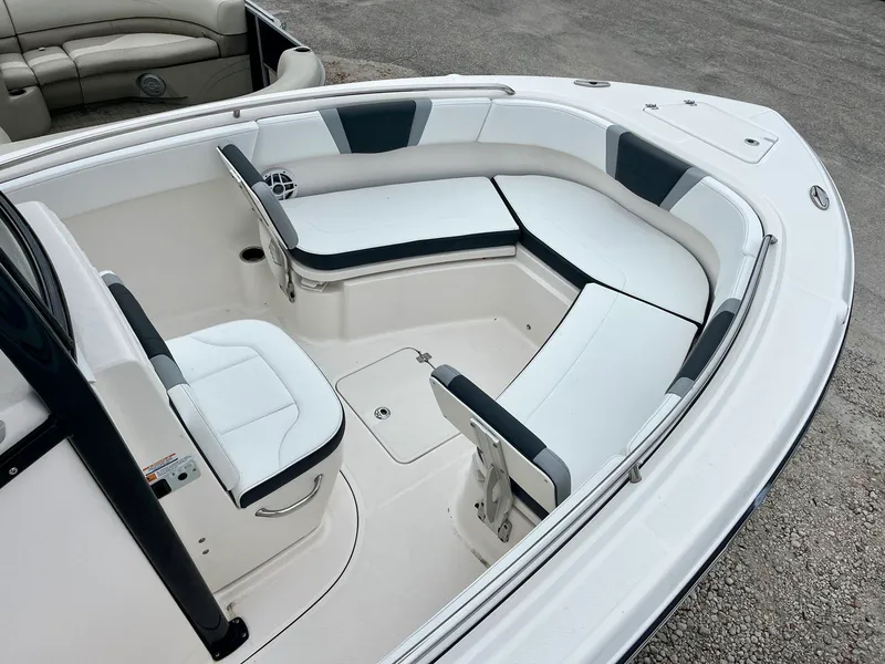 Slide: The Image of Robalo r230 R230-2 2025 - 3