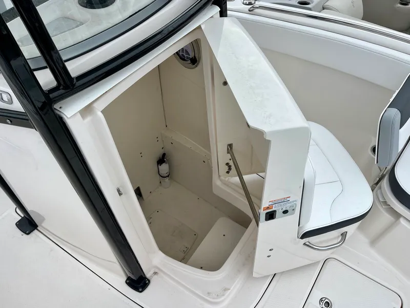 Slide: The Image of Robalo r230 R230-2 2025 - 5