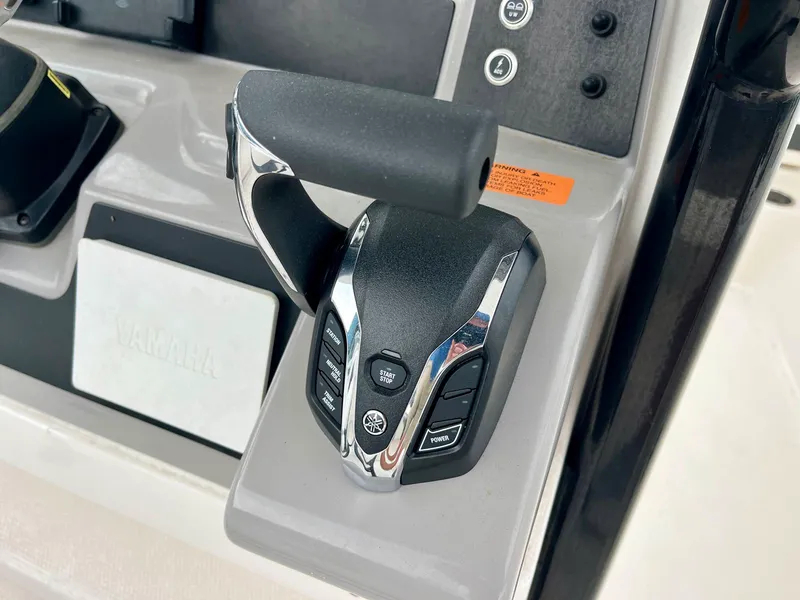 Slide: The Image of Robalo r230 R230-2 2025 - 7