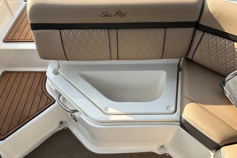 Slide: The Image of Sea Ray 230 SLX 2017 - 9