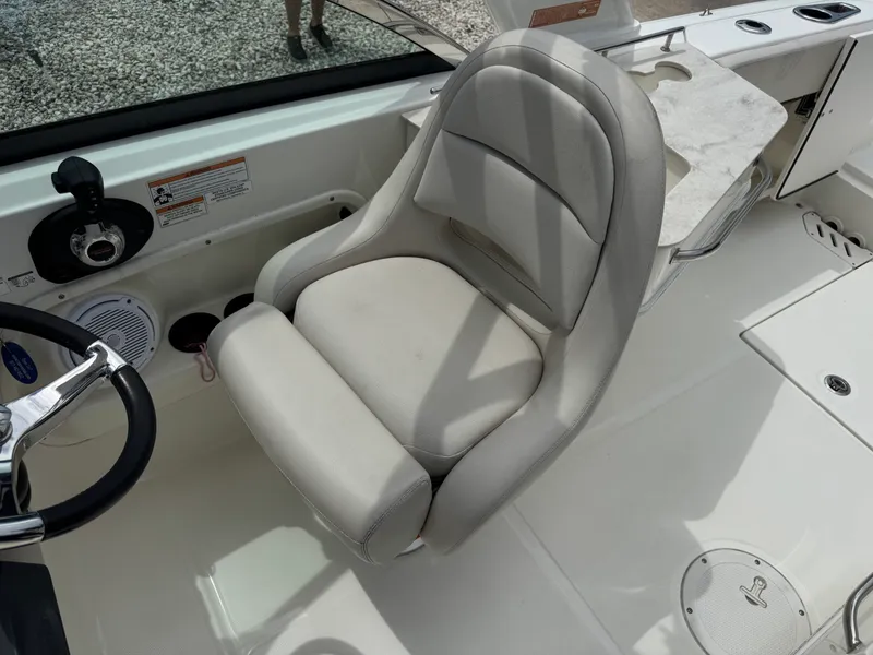 Slide: The Image of Boston Whaler 230 VANTAGE 2017 - 16