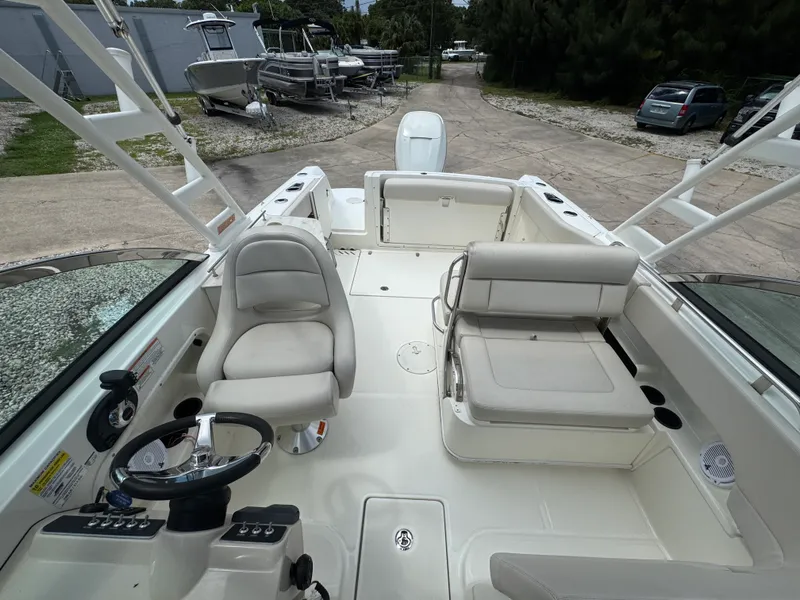 Slide: The Image of Boston Whaler 230 VANTAGE 2017 - 14