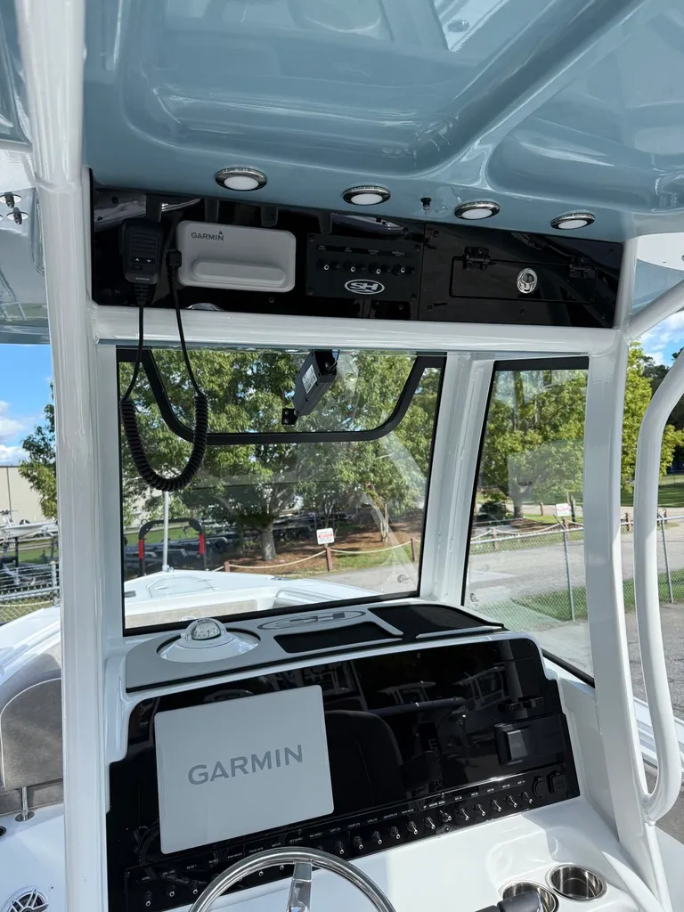 Slide: The Image of Sea Hunt Ultra 265 SE 2026 - 10