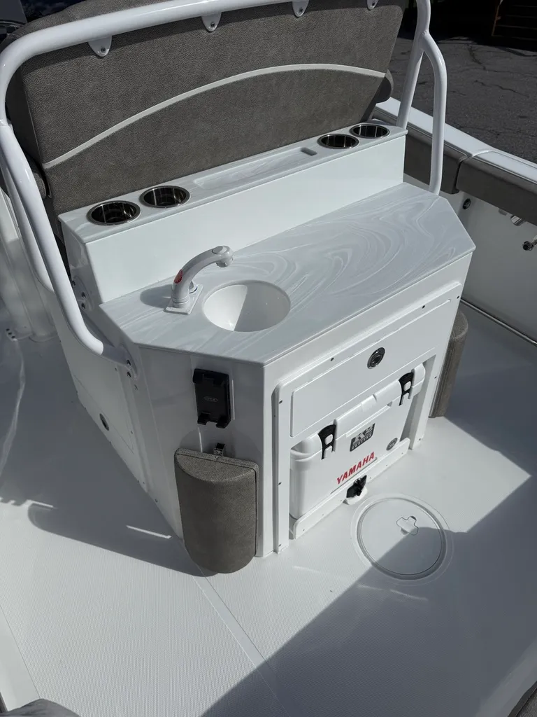 Slide: The Image of Sea Hunt Ultra 265 SE 2026 - 11