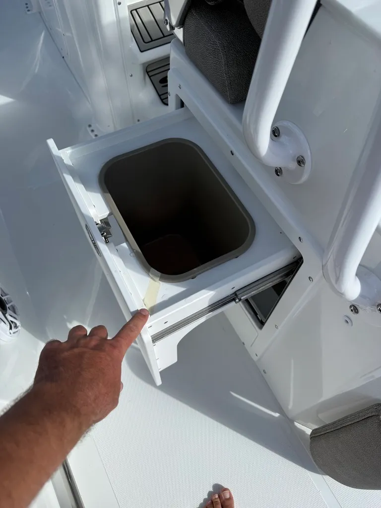 Slide: The Image of Sea Hunt Ultra 265 SE 2026 - 12