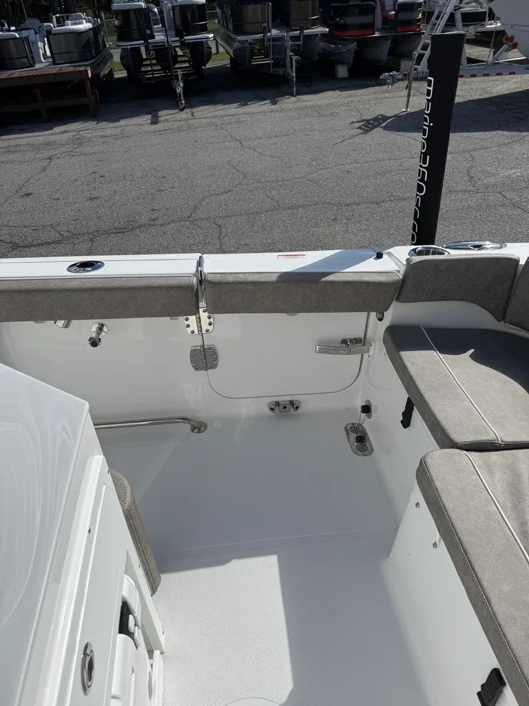 Slide: The Image of Sea Hunt Ultra 265 SE 2026 - 14