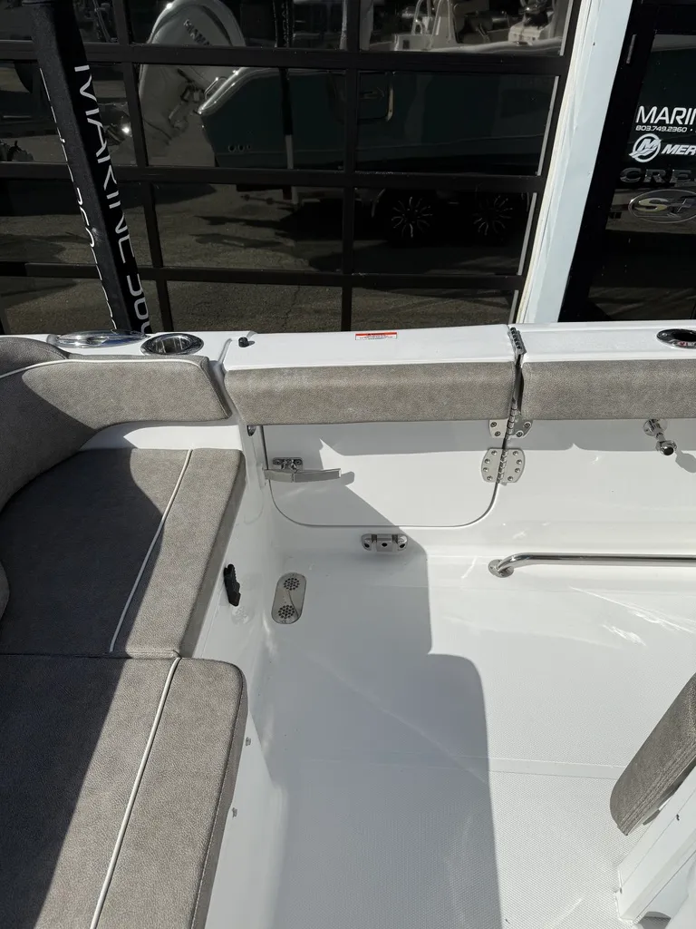 Slide: The Image of Sea Hunt Ultra 265 SE 2026 - 15