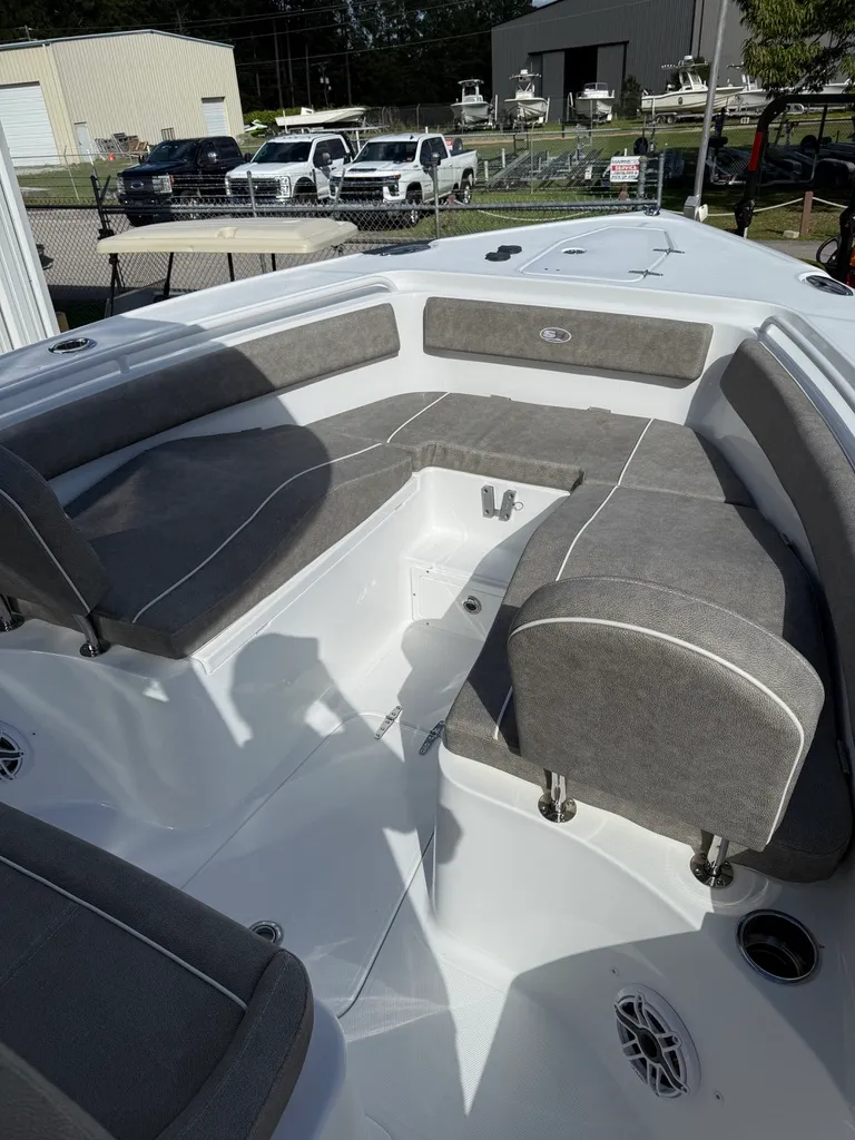 Slide: The Image of Sea Hunt Ultra 265 SE 2026 - 6