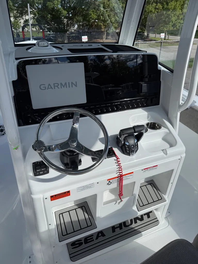 Slide: The Image of Sea Hunt Ultra 265 SE 2026 - 9