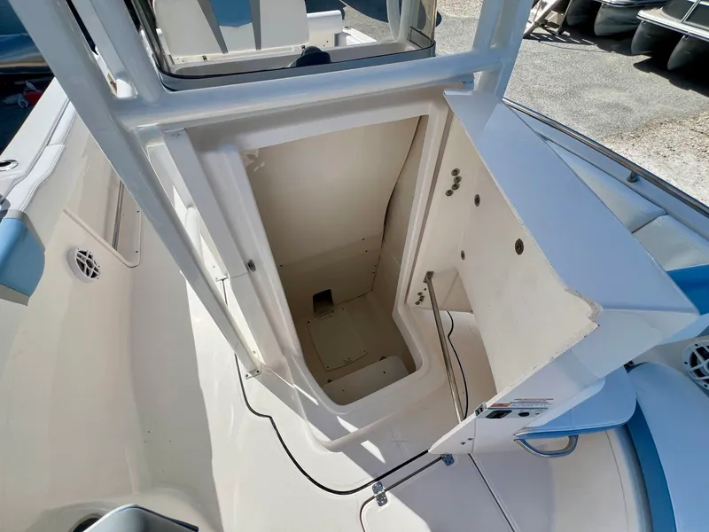 Slide: The Image of Robalo R222 2024 - 19