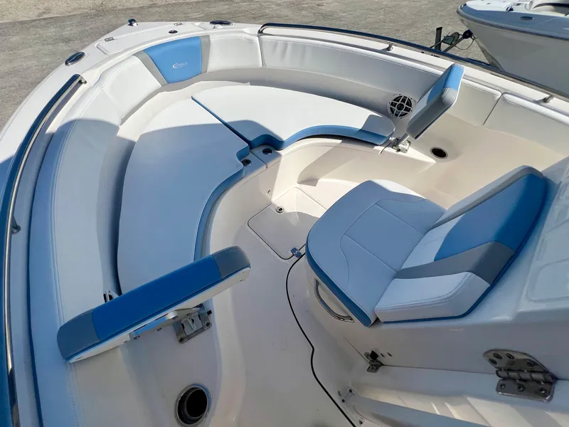 Slide: The Image of Robalo R222 2024 - 15