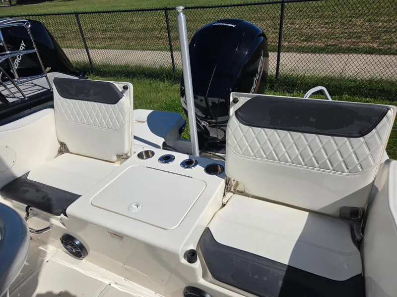 Slide: The Image of Bayliner TROPHY T20CC 2023 - 18