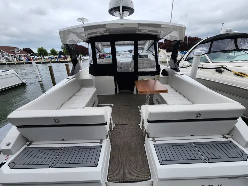 Slide: The Image of Cruisers 390 EXPRESS COUPE 2018 - 13