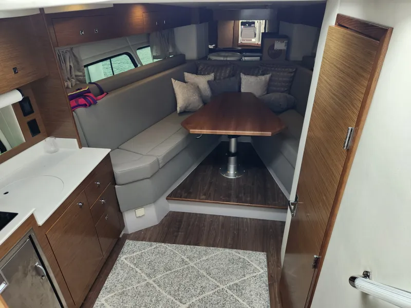 Slide: The Image of Cruisers 390 EXPRESS COUPE 2018 - 26