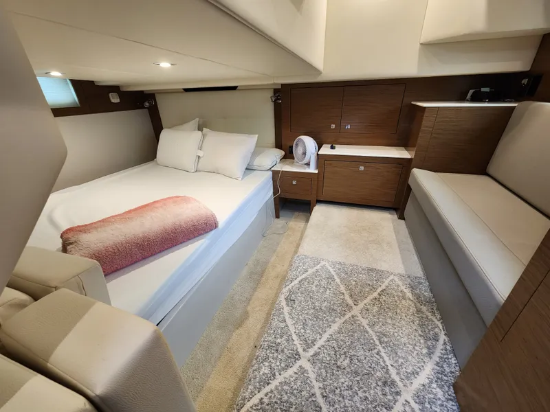 Slide: The Image of Cruisers 390 EXPRESS COUPE 2018 - 32