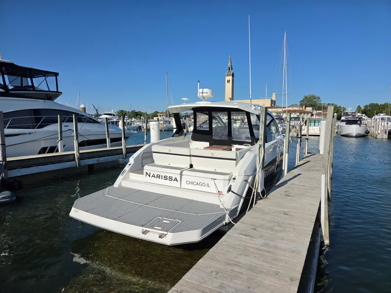 Slide: The Image of Cruisers 390 EXPRESS COUPE 2018 - 8
