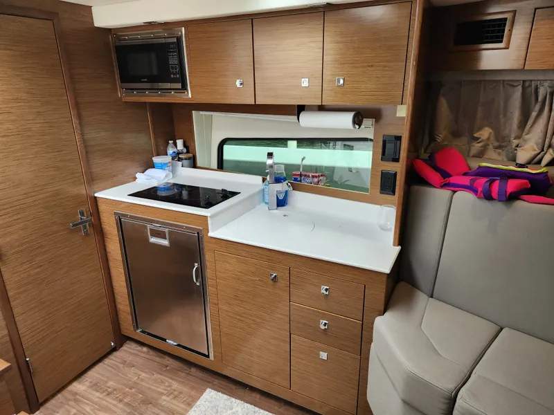 Slide: The Image of Cruisers 390 EXPRESS COUPE 2018 - 28