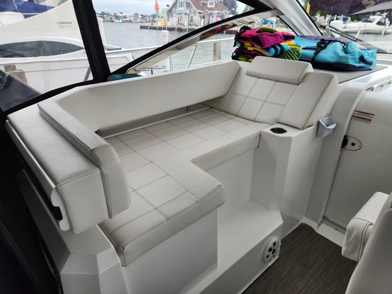Slide: The Image of Cruisers 390 EXPRESS COUPE 2018 - 22