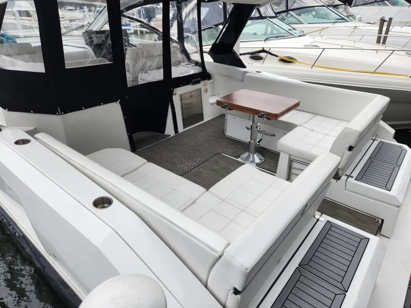 Slide: The Image of Cruisers 390 EXPRESS COUPE 2018 - 14