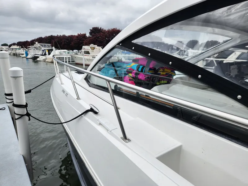 Slide: The Image of Cruisers 390 EXPRESS COUPE 2018 - 9