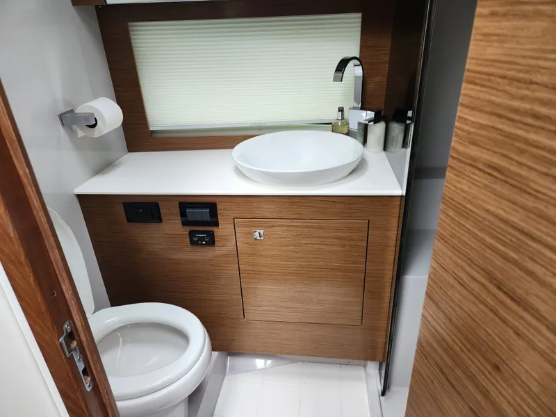 Slide: The Image of Cruisers 390 EXPRESS COUPE 2018 - 33