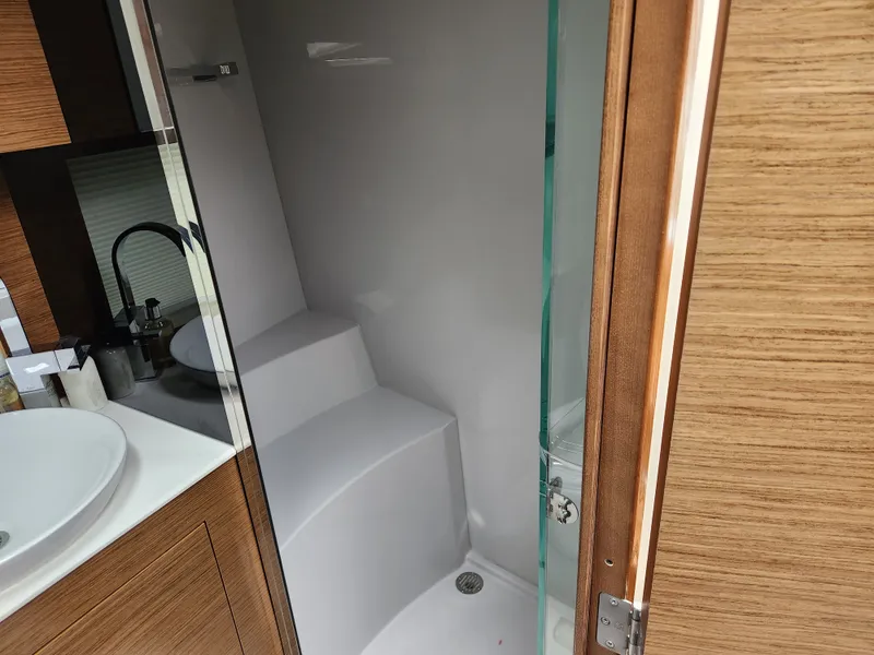 Slide: The Image of Cruisers 390 EXPRESS COUPE 2018 - 34