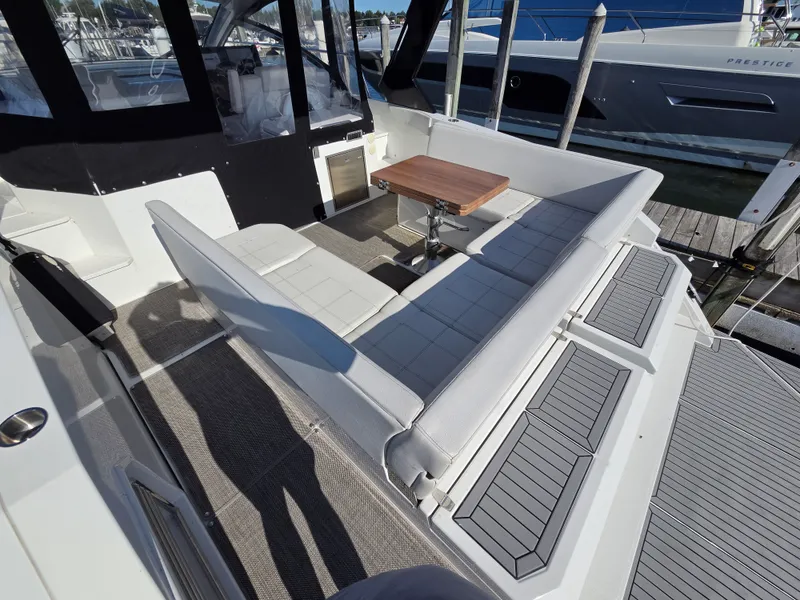 Slide: The Image of Cruisers 390 EXPRESS COUPE 2018 - 5