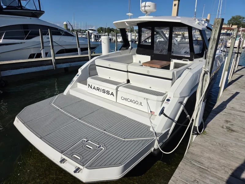 Slide: The Image of Cruisers 390 EXPRESS COUPE 2018 - 4