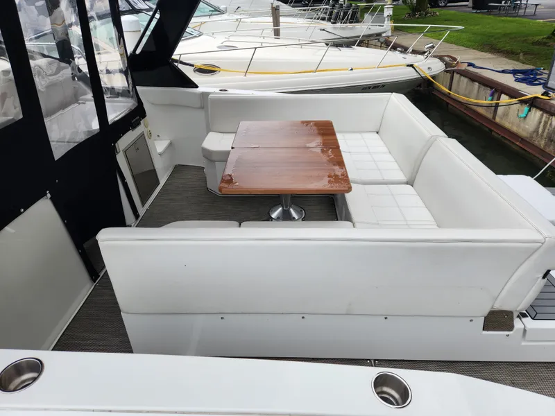 Slide: The Image of Cruisers 390 EXPRESS COUPE 2018 - 17