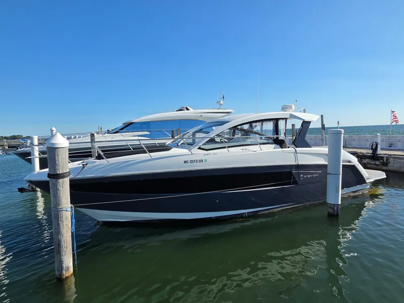 The Image of Cruisers 390 EXPRESS COUPE 2018 - 0